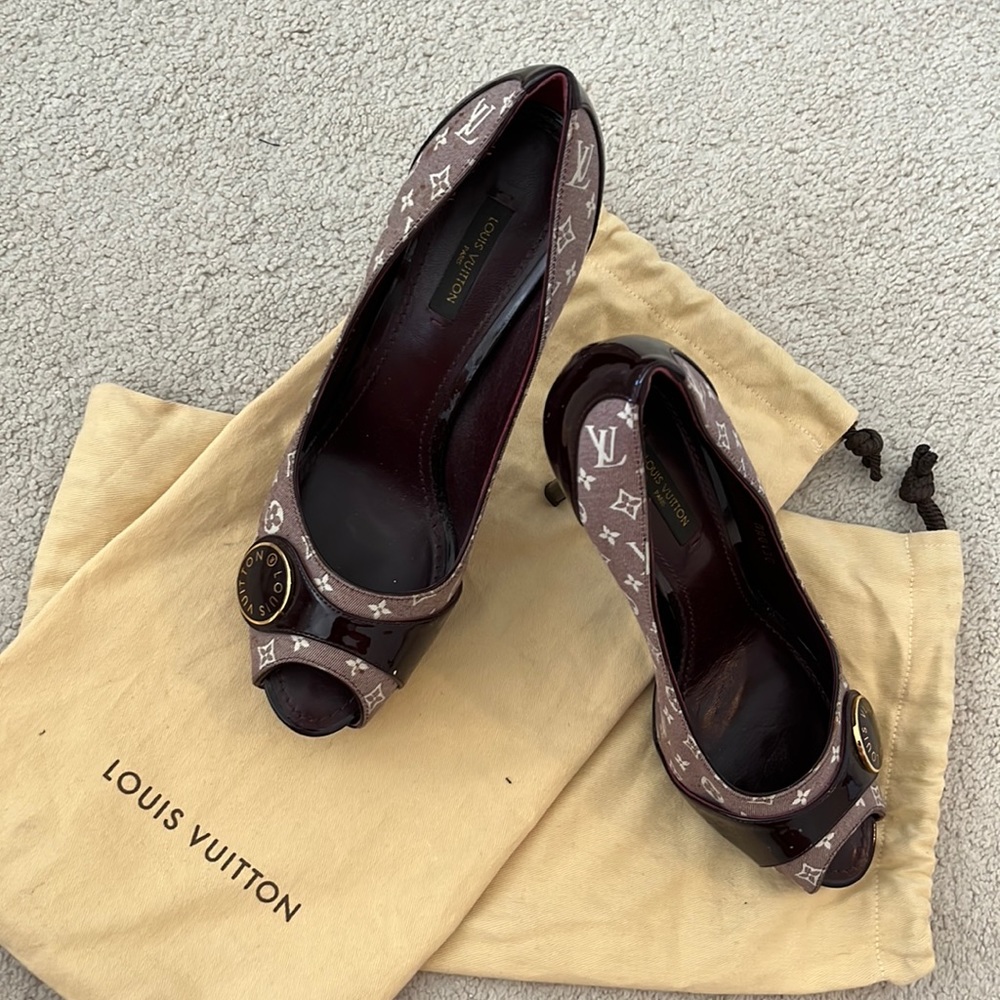 Louis Vuitton logo pumps